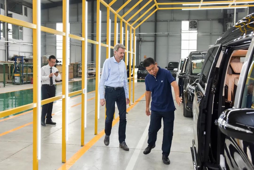戴姆勒卡客車CEO RALF 蒞臨萊茵汽車參觀